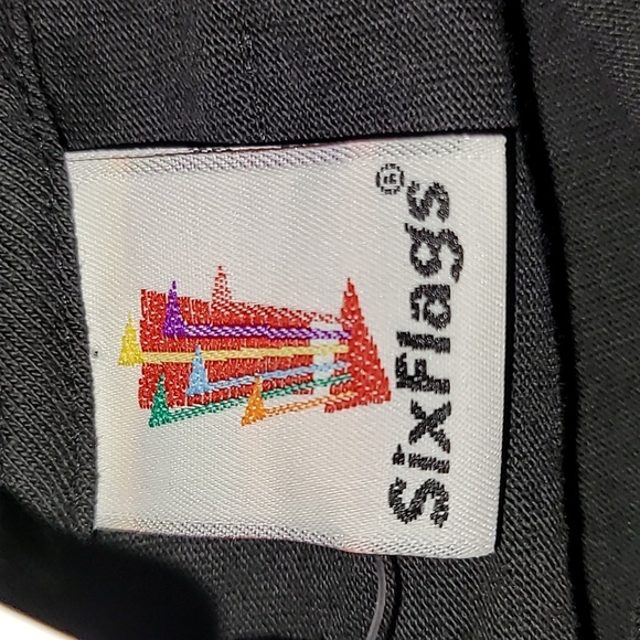 2001. Made in USA. DEADSTOCK. SIX FLAGS. BATMAN. Tee w/cape. XL - Picture 2 of 14